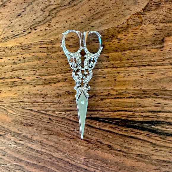 Source Unknown Jewelry Vintage Rhinestone Scissors Brooch Pin